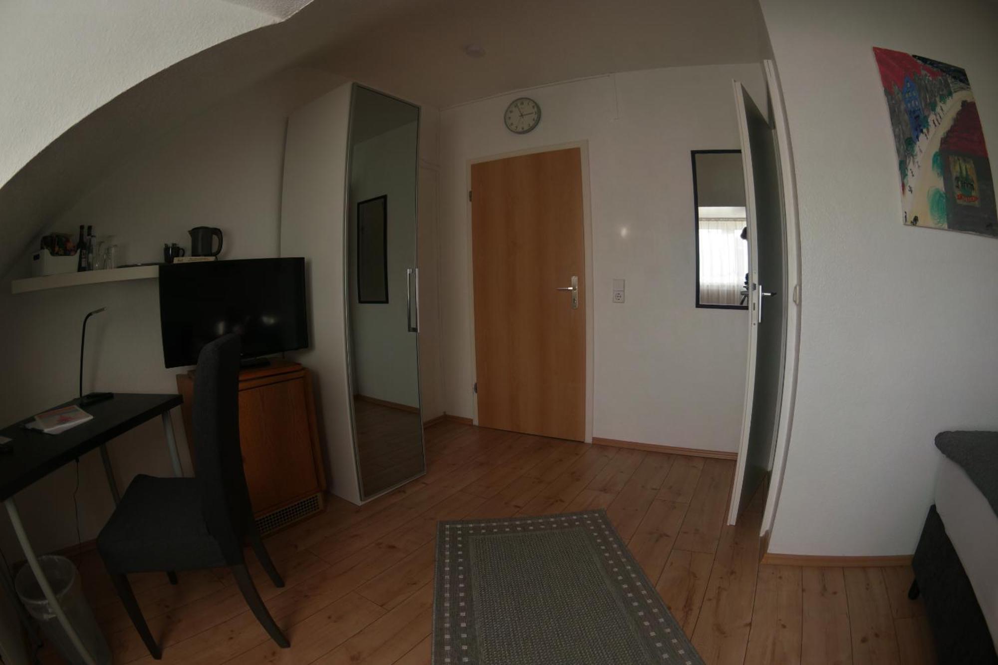 Hotel Merlin Garni Кьолн Стая снимка